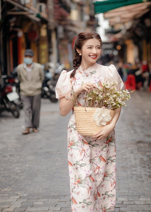 Nữ diễn viên dịu dàng trong tà áo dài.