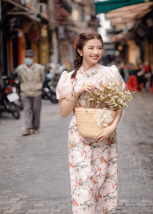 Nữ diễn viên dịu dàng trong tà áo dài.