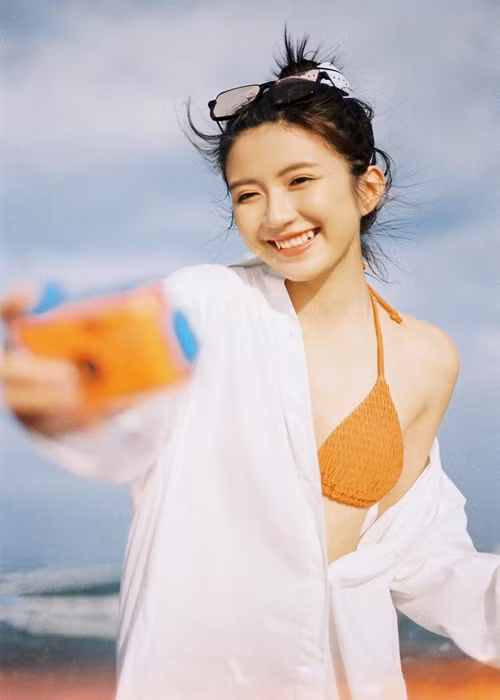 Nữ diễn viên phim "Thương ngày nắng về" khoe ảnh mặc bikini trong một chuyến du lịch.