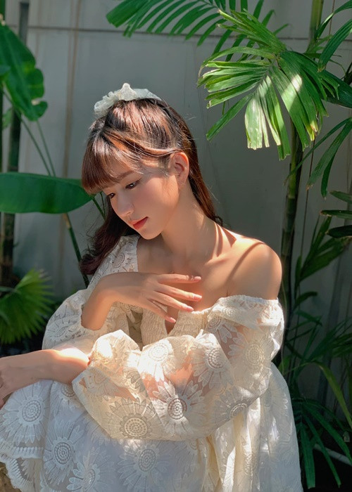 Ngọc Huyền chuộng trang phục khoe vai trần gợi cảm.