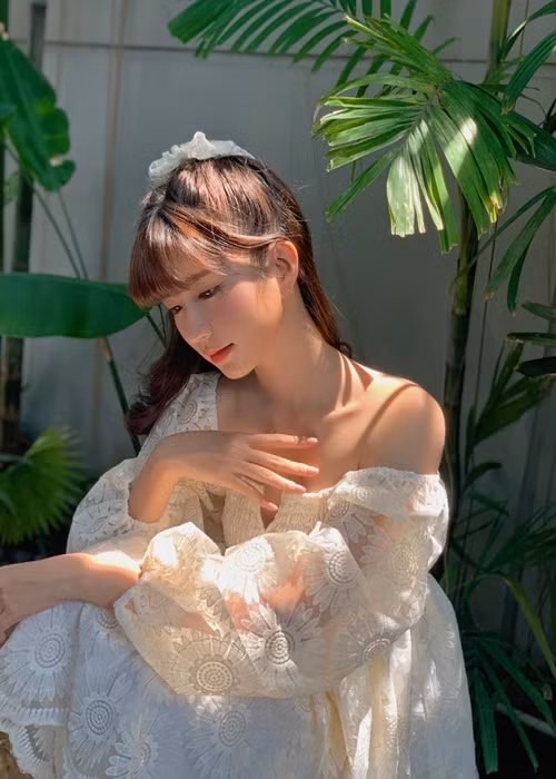 Ngọc Huyền chuộng trang phục khoe vai trần gợi cảm.