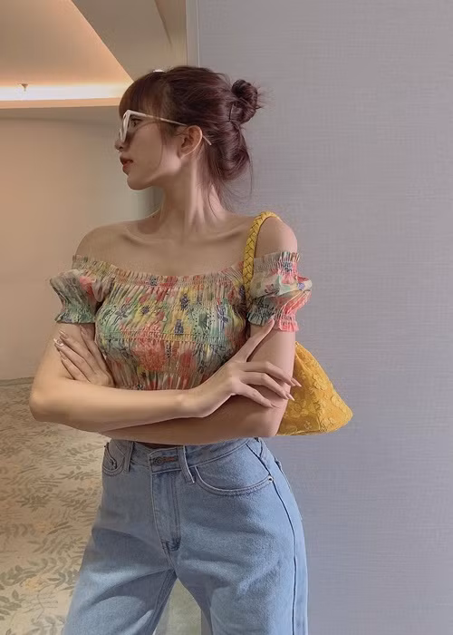 Cô khéo ăn mặc làm nổi bật vóc dáng, phù hợp với lứa tuổi.