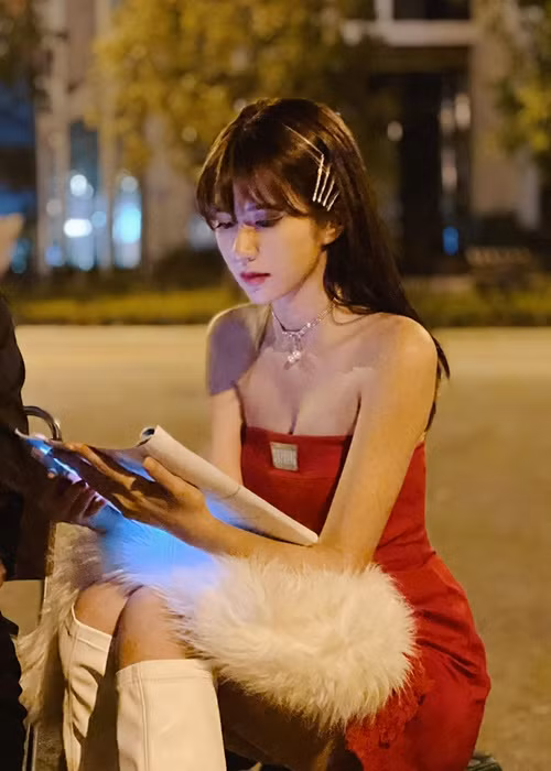 Tạo hình gái hư của Vân Vân gây chú ý bởi nhân vật này vốn có style kín đáo, dịu dàng.