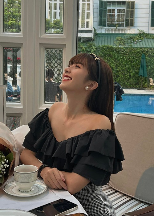 Nữ diễn viên sinh năm 1999 sở hữu vóc dáng mảnh mai.