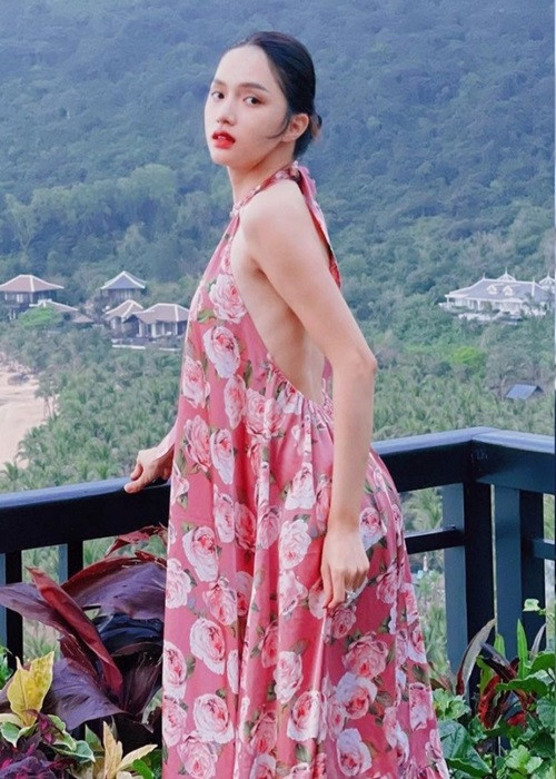 Hương Giang sở hữu vòng eo con kiến, chân thon dài thẳng tắp, vòng một và vòng ba gợi cảm.