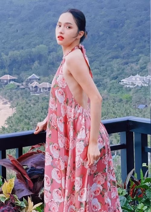 Hương Giang sở hữu vòng eo con kiến, chân thon dài thẳng tắp, vòng một và vòng ba gợi cảm.