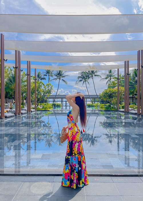 Váy yếm hở lưng giúp Hương Giang khoe eo thon gọn, lưng trần gợi cảm.