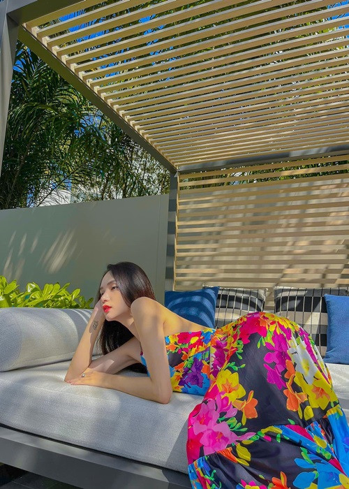 Hương Giang ngày càng nữ tính, gợi cảm.