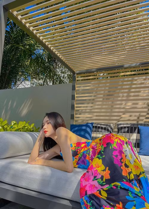 Hương Giang ngày càng nữ tính, gợi cảm.