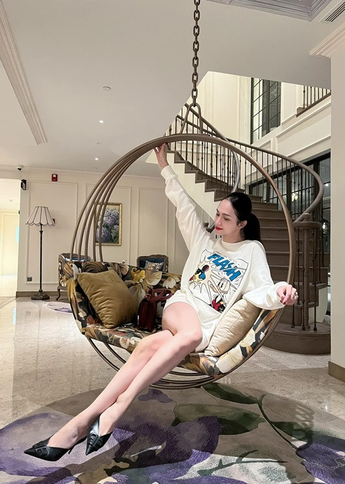 Hương Giang có trong tay gần như tất cả mọi thứ. Người hâm mộ chỉ chờ nữ ca sĩ lên xe hoa.