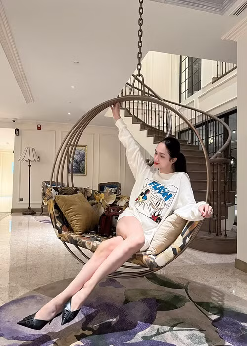 Hương Giang có trong tay gần như tất cả mọi thứ. Người hâm mộ chỉ chờ nữ ca sĩ lên xe hoa.