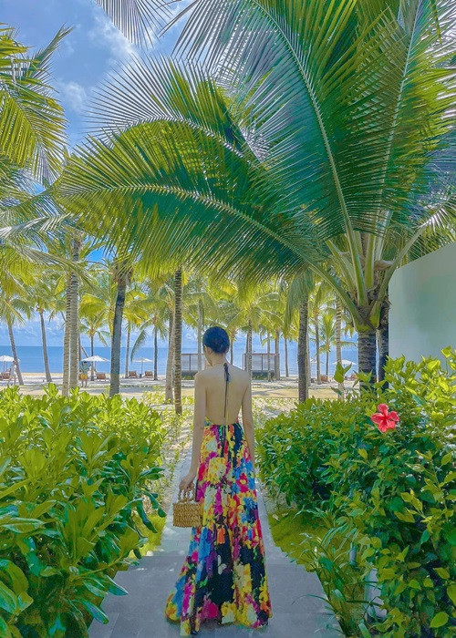 Nữ ca sĩ chuyển giới thả dáng trong mẫu váy yếm khi đi nghỉ dưỡng cách đây không lâu.