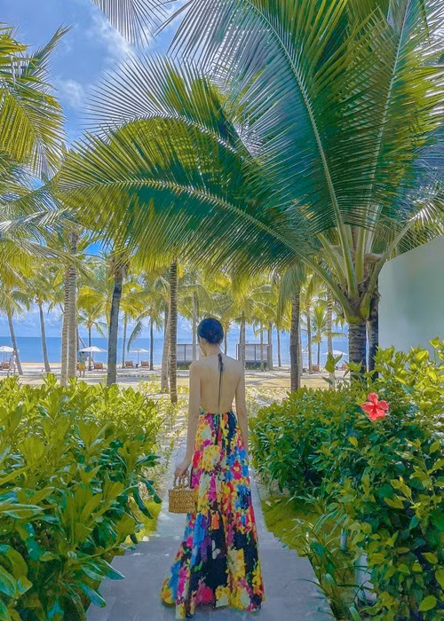 Nữ ca sĩ chuyển giới thả dáng trong mẫu váy yếm khi đi nghỉ dưỡng cách đây không lâu.