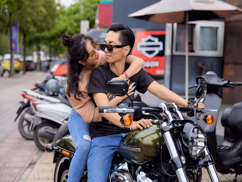 Trong buổi nhận xe, Phan Hiển và bà xã thể hiện tình cảm ngọt ngào dành cho nhau. Ảnh: FBNV