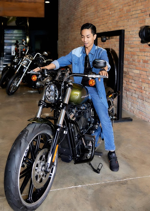 Phan Hiển được vợ tặng xe hơn tỷ vì giành 3 huy chương vàng ở SEA Games 31. Ảnh: FBNV