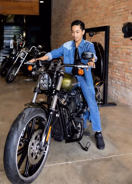 Phan Hiển được vợ tặng xe hơn tỷ vì giành 3 huy chương vàng ở SEA Games 31. Ảnh: FBNV