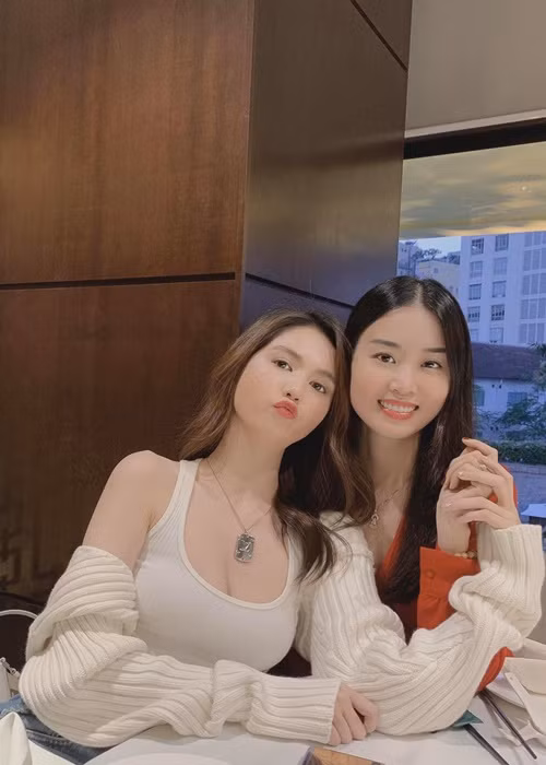 Theo Minh Phương, cả hai mới xong thủ tục đặt cọc, chưa đến giai đoạn công chứng, sang tên nên tra không ra tên Ngọc Trinh là điều hiển nhiên.