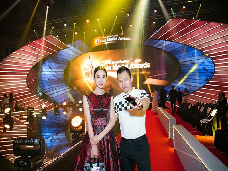 Trong mắt Khắc Tiệp, Minh Phương là cô gái khéo léo trong cách sống, biết dung hòa các mối quan hệ và cẩn trọng trong giao tiếp.