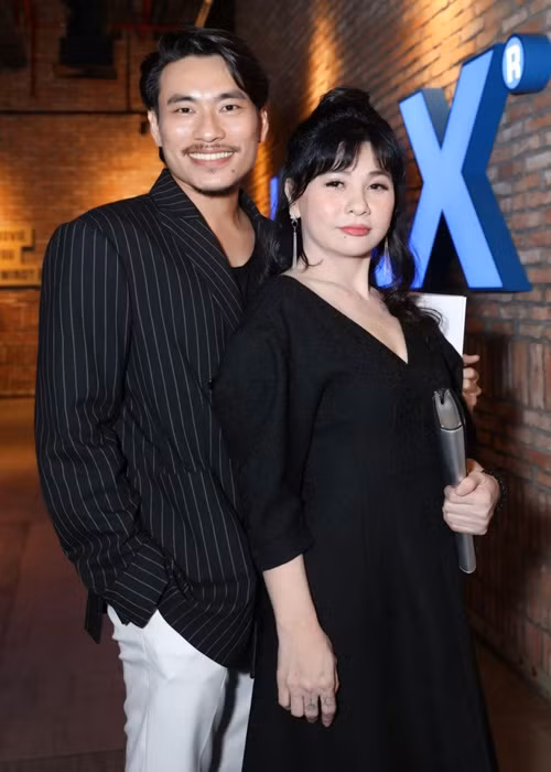 Cũng theo Cát Phượng, Kiều Minh Tuấn có nhắn tin rằng anh phải về trước để đi quay phim. Cô nói thêm, nếu gặp vấn đề trong chuyện tình cảm, cô và Kiều Minh Tuấn sẽ lên tiếng. Ảnh: FBNV