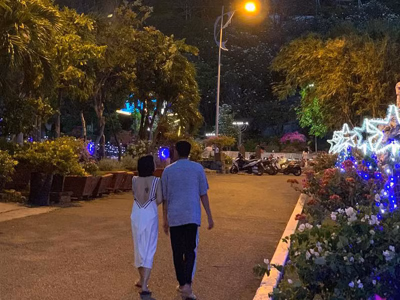 Năm 2020, Cát Phượng viết trên trang cá nhân: "Đàn ông khi làm ra tiền, họ luôn muốn có thêm người đàn bà bên cạnh. Phụ nữ khi làm ra tiền, họ không cần đến người đàn ông". Nhiều cư dân mạng cho rằng không phải ngẫu nhiên Cát Phượng đăng tải câu nói này nếu như tình cảm của cô và tình trẻ vẫn mặn nồng. Ảnh: FBNV