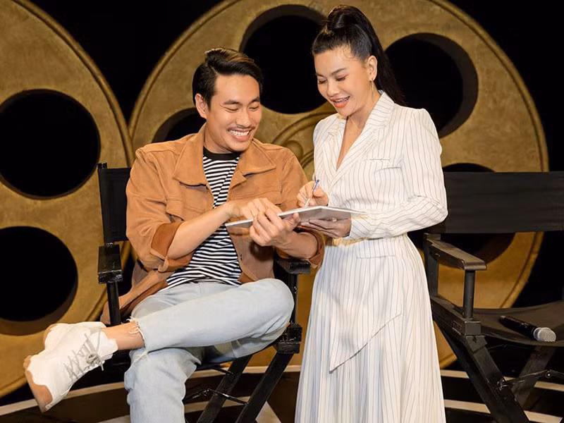 Trước scandal của Kiều Minh Tuấn, Cát Phượng vẫn chọn ở bên nam diễn viên. Cặp đôi lệch tuổi bên nhau không rời trong cuộc sống và công việc. Ảnh: FBNV