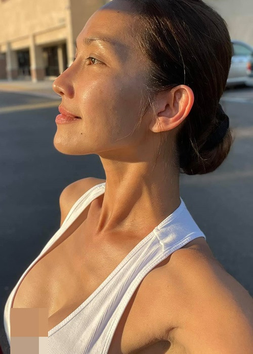 Nữ diễn viên khiến nhiều cô gái trẻ ghen tỵ vì làn da bánh mật khỏe khoắn mịn màng.