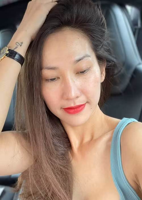 Gắn liền với mái tóc đen óng ả, Kim Hiền đã lột xác khi nhuộm tóc vàng hoe.