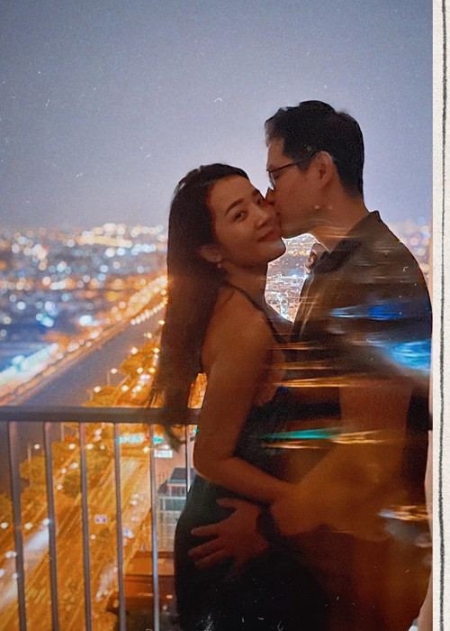 Karen Nguyễn và Lưu Chấn Bang quen nhau trong một lớp học tiếng Hoa cách đây 4 năm. Sau đó, nữ diễn viên tạm dừng việc học. Năm 2020, khi gặp lại trong một bữa tiệc của nhóm bạn, cặp đôi chính thức tìm hiểu. Ảnh: FBNV