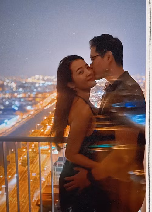 Karen Nguyễn và Lưu Chấn Bang quen nhau trong một lớp học tiếng Hoa cách đây 4 năm. Sau đó, nữ diễn viên tạm dừng việc học. Năm 2020, khi gặp lại trong một bữa tiệc của nhóm bạn, cặp đôi chính thức tìm hiểu. Ảnh: FBNV