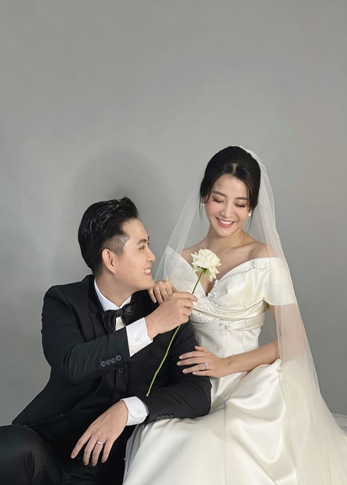 Nữ diễn viên Karen Nguyễn vừa chia sẻ loạt ảnh cưới. Nửa kia của cô là doanh nhân Lưu Chấn Bang. Ảnh: Dân Việt