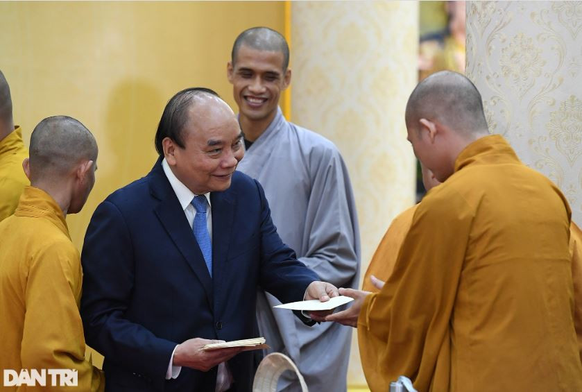 Chủ tịch nước tặng quà mừng Đại lễ Phật đản Phật lịch 2566 đến phật tử chùa Minh Đạo.