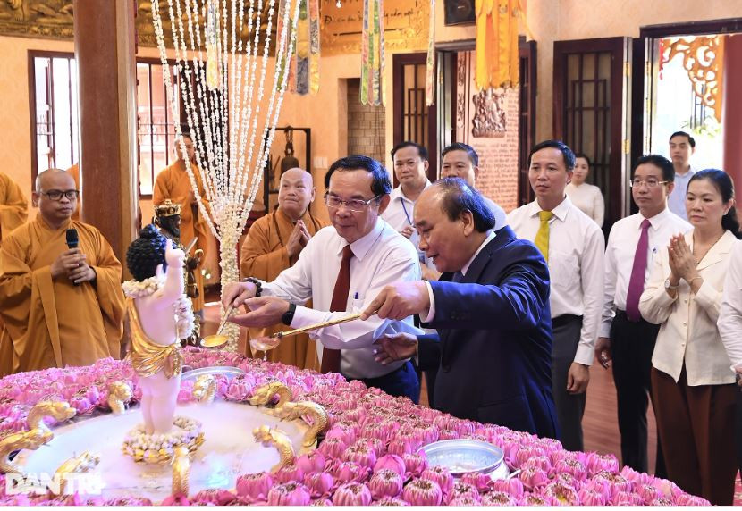 Chủ tịch nước Nguyễn Xuân Phúc và Bí thư Thành ủy TPHCM Nguyễn Văn Nên cùng thực hiện nghi thức tắm phật tại chùa Minh Đạo, nhân dịp Đại lễ Phật đản.