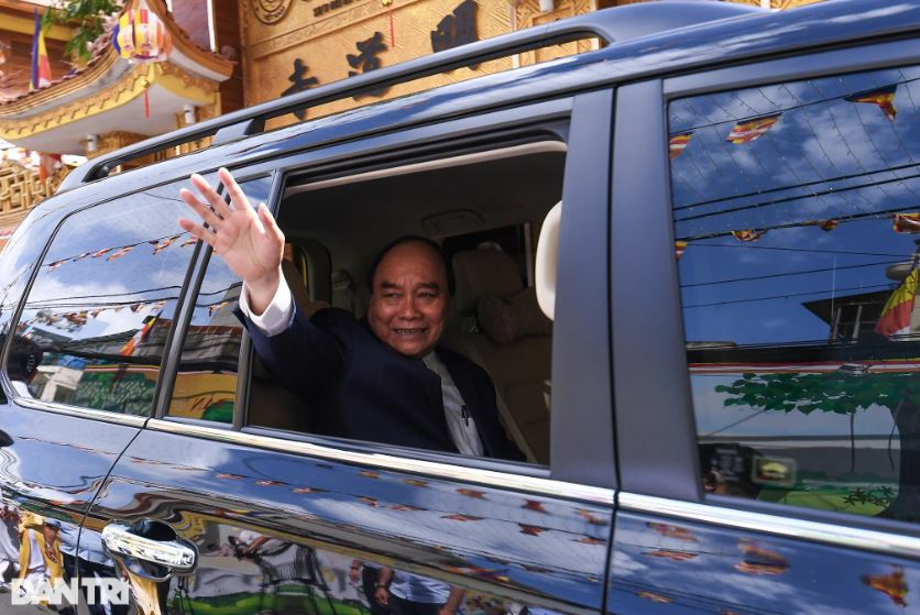 Chủ tịch nước chào tạm biệt phật tử chùa Minh Đạo. Trước đó, trong sáng 14/5, người đứng đầu Nhà nước cũng thăm, chúc mừng Đại lễ Phật đản, đến Hòa thượng Thích Trí Quảng - Quyền Pháp chủ Giáo hội Phật giáo Việt Nam và trụ trì, phật tử chùa Huê Nghiêm, TP Thủ Đức.