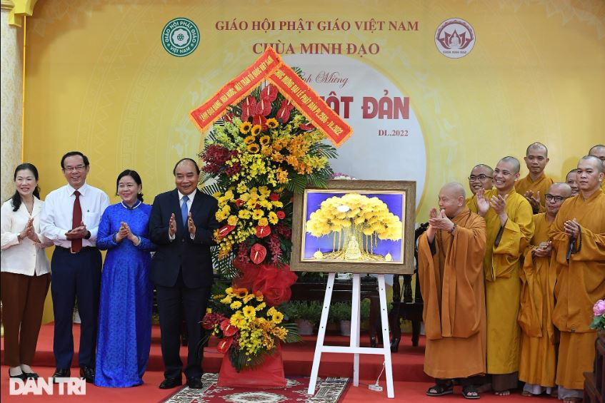 Chủ tịch nước Nguyễn Xuân Phúc, Bí thư Thành ủy TPHCM Nguyễn Văn Nên và Trưởng ban Dân vận Trung ương Bùi Thị Minh Hoài chúc mừng Đại lễ Phật đản đến ban trị sự, phật tử chùa Minh Đạo.