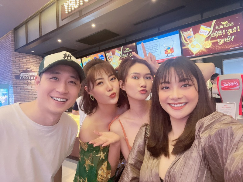 Hương Giang hội ngộ dàn diễn viên phim "Mùa hoa tìm lại": Thanh Hương, Mạnh Hưng.