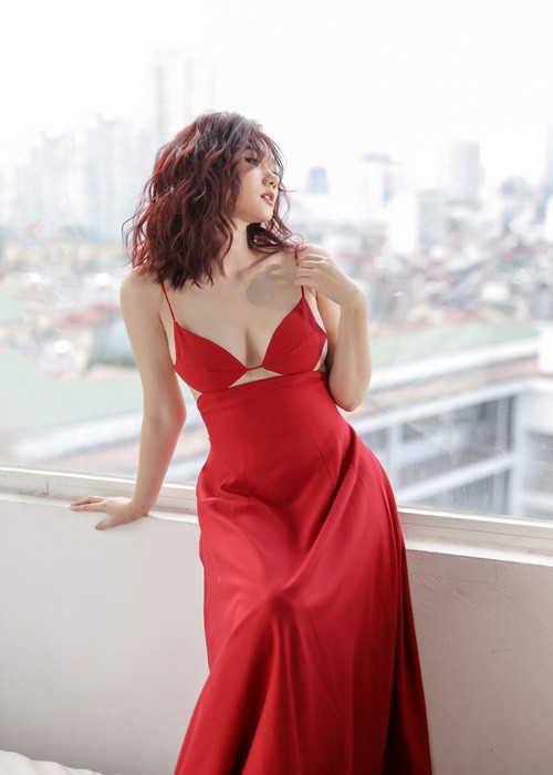 Nữ diễn viên Hương Giang vừa khoe loạt ảnh gợi cảm đón tuổi mới.