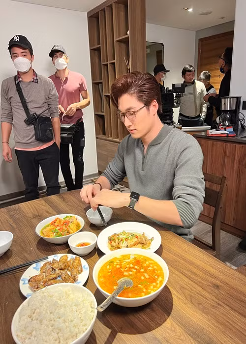 Đình Tú không lên tiếng về chuyện tình cảm. Trên trang cá nhân, anh chỉ chia sẻ ảnh đóng phim, làm người mẫu.