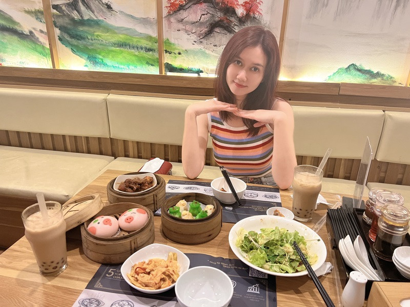 Nữ diễn viên giải thích rằng: "Bạn thân mến, mình nghĩ rằng trong cuộc sống này ai cũng sẽ có những nỗi buồn riêng, những nỗi khổ riêng. Mình không thể nào suốt ngày lên mạng xã hội để than vãn, để khóc lóc ủy mị. Mình không thể nào bắt tất cả mọi người cũng phải chịu những cảm xúc tiêu cực đó như mình, bởi vì vốn cuộc sống của họ đã quá mệt mỏi rồi. Vì thế cho nên mình lựa chọn sẽ lan tỏa những năng lượng tích cực đến cho mọi người".