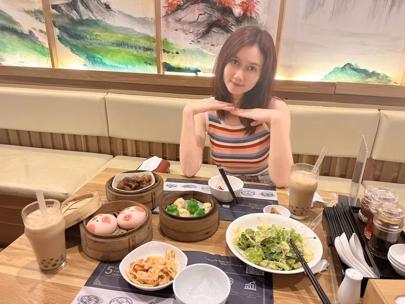 Nữ diễn viên giải thích rằng: "Bạn thân mến, mình nghĩ rằng trong cuộc sống này ai cũng sẽ có những nỗi buồn riêng, những nỗi khổ riêng. Mình không thể nào suốt ngày lên mạng xã hội để than vãn, để khóc lóc ủy mị. Mình không thể nào bắt tất cả mọi người cũng phải chịu những cảm xúc tiêu cực đó như mình, bởi vì vốn cuộc sống của họ đã quá mệt mỏi rồi. Vì thế cho nên mình lựa chọn sẽ lan tỏa những năng lượng tích cực đến cho mọi người".