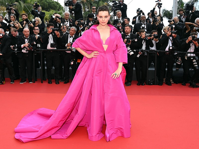 Katherine Langford cũng diện mốt lộ nội y. Ảnh: People