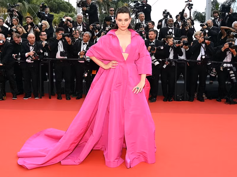 Katherine Langford cũng diện mốt lộ nội y. Ảnh: People