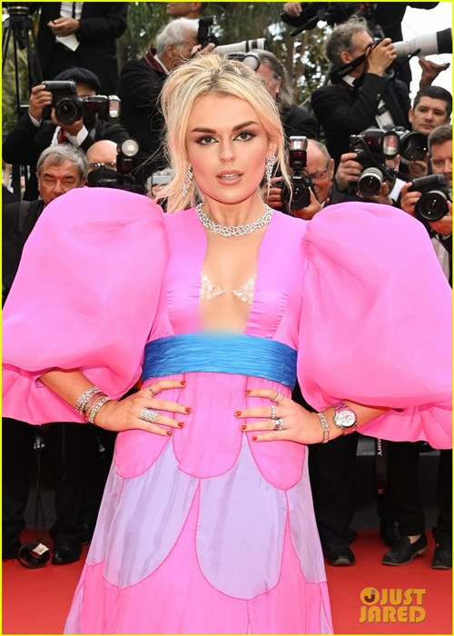 Tallia Storm cũng gây ấn tượng không kém Wallis Day khi xuất hiện tại Cannes 2022 ngày thứ 2. Ảnh: Just Jared