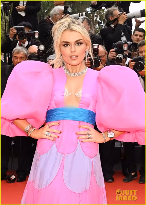 Tallia Storm cũng gây ấn tượng không kém Wallis Day khi xuất hiện tại Cannes 2022 ngày thứ 2. Ảnh: Just Jared
