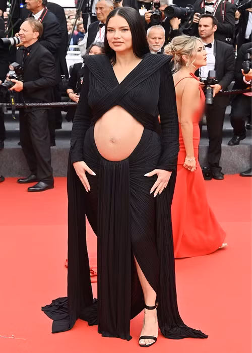 "Cựu thiên thần nội y" Adriana Lima khoe bụng bầu trên thảm đỏ. Ảnh: People