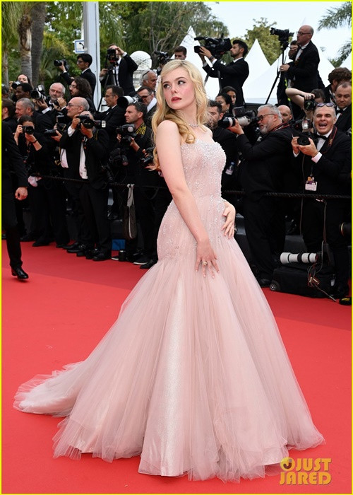 Elle Fanning hóa công chúa trong bộ váy cúp ngực màu hồng pastel. Ảnh: Just Jared
