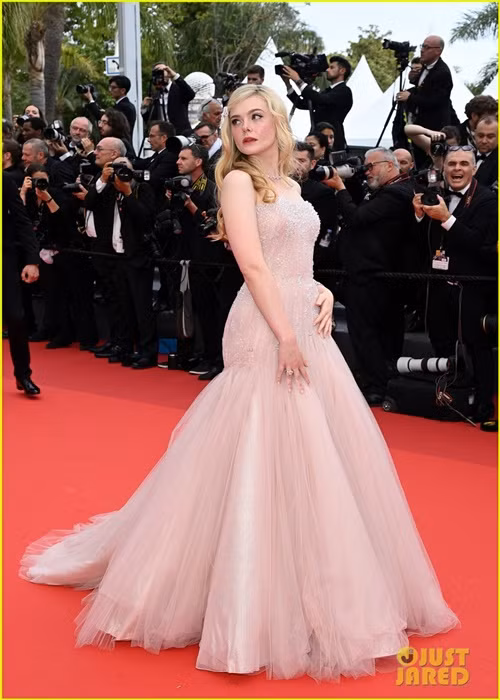 Elle Fanning hóa công chúa trong bộ váy cúp ngực màu hồng pastel. Ảnh: Just Jared