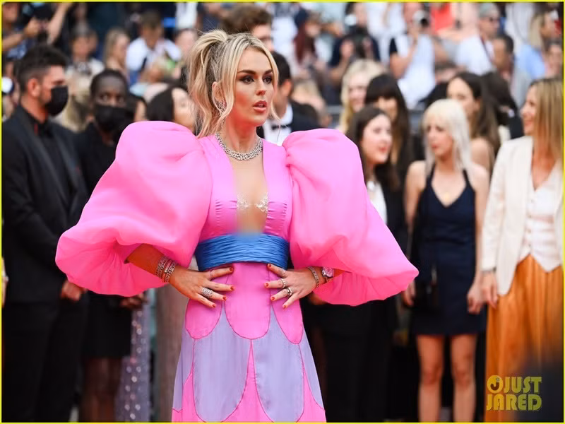 Tallia Storm khoe vòng một gợi cảm với mốt lộ nội y. Ảnh: Just Jared