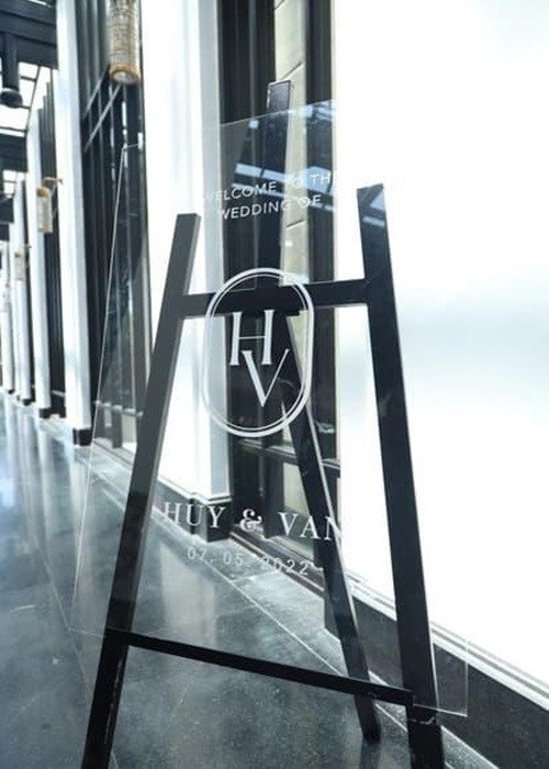 Tại sảnh nơi Ngô Thanh Vân tổ chức tiệc cưới đã có bảng thông báo ngày vui của "Huy và Vân". Ảnh: Công lý và xã hội