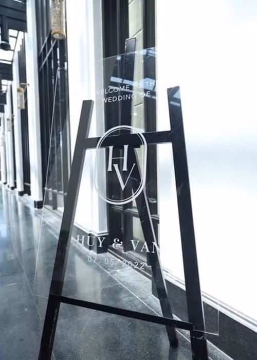 Tại sảnh nơi Ngô Thanh Vân tổ chức tiệc cưới đã có bảng thông báo ngày vui của "Huy và Vân". Ảnh: Công lý và xã hội