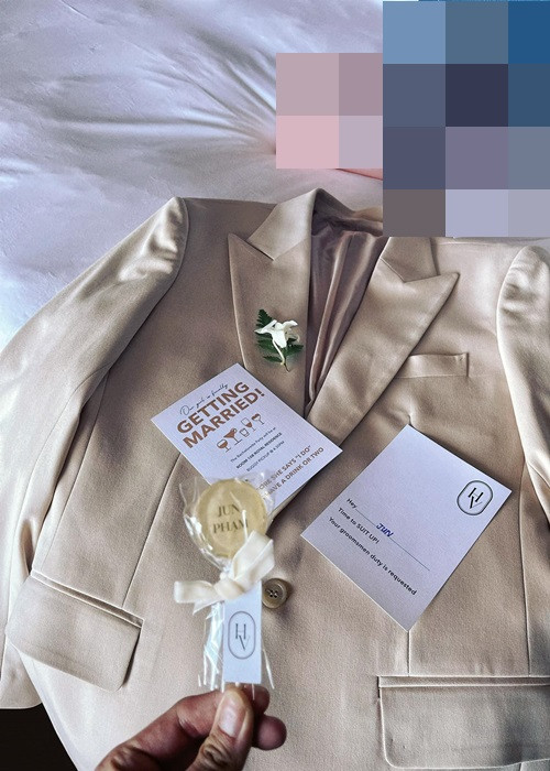 Đại diện của Ngô Thanh Vân chia sẻ, cặp đôi chuẩn bị các phần quà cho khách mời gồm nước giải rượu, collagen, thuốc, mì hộp và bánh ngọt. Phù dâu, phù rể còn được tặng riêng trang phục để diện. Ảnh: FB Jun Phạm